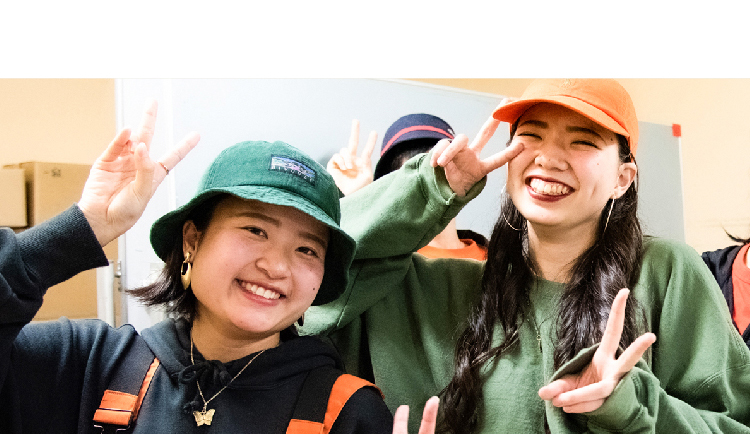 初心者の悩みを理解したレッスン経験豊富な講師とスタッフが、無理なく楽しく上達できるよう一人一人しっかりとサポートします。