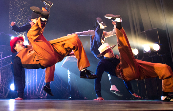 ロックダンスを踊る人達